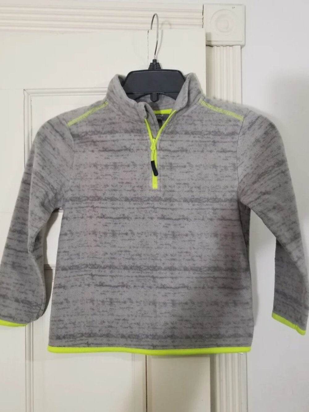 🔴 Primark Gray and Neon Green Kids fleece warm Sweater boys size 5 (A25)
